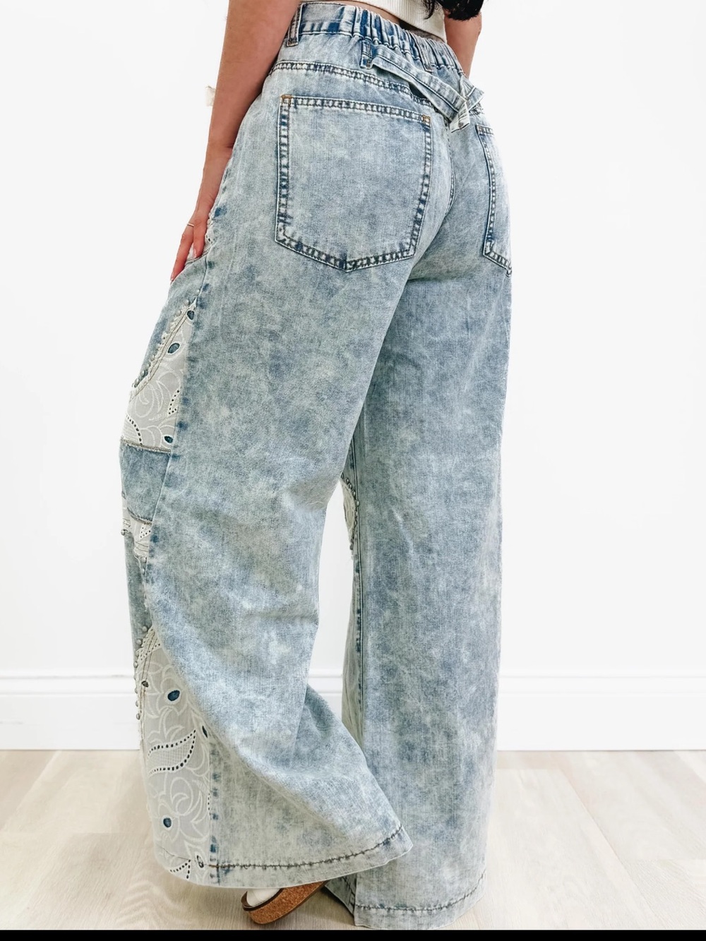 POL Light Wash Embroidered Super Wide-Leg Denim - Picture 2 of 10
